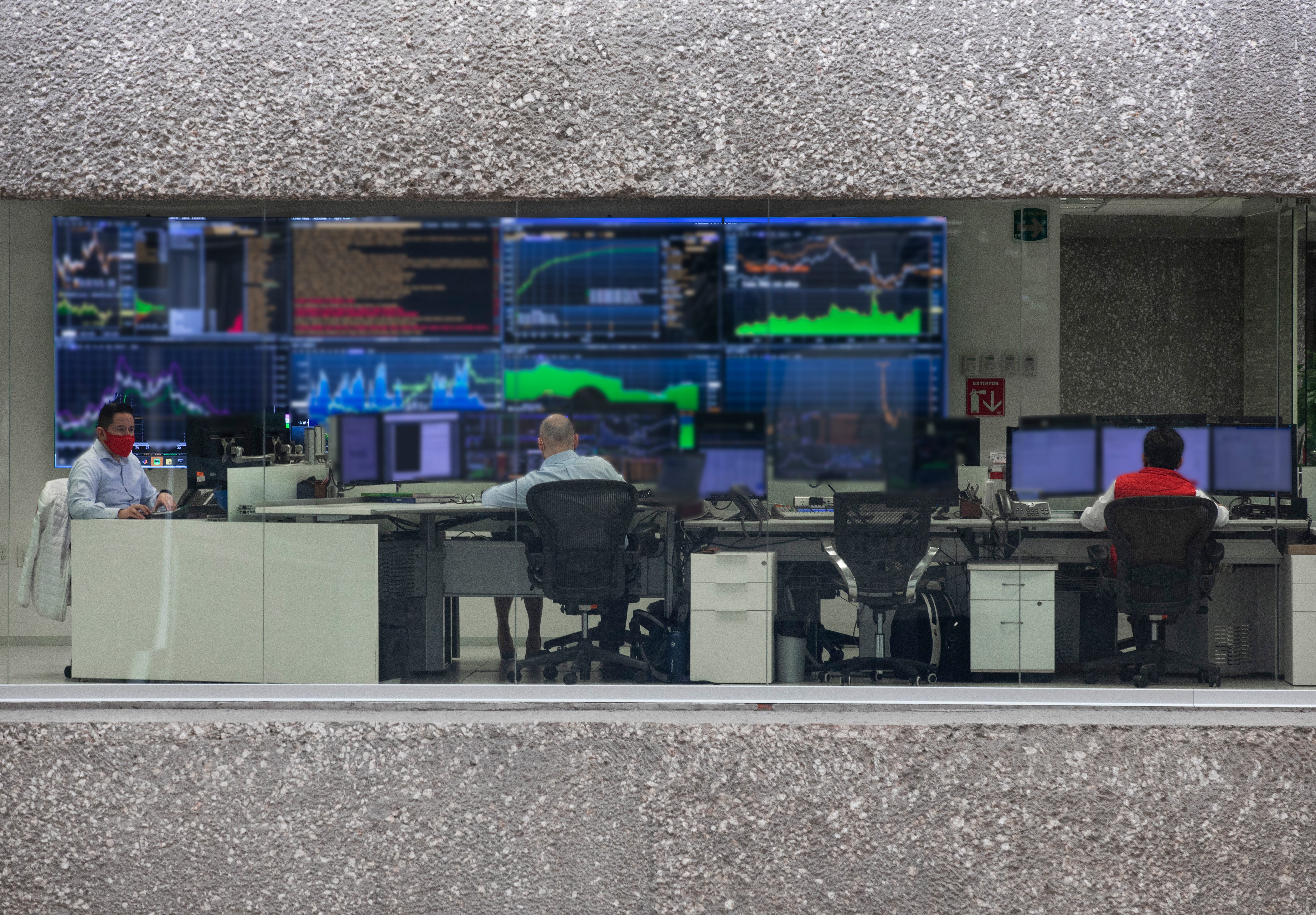 Oficina con monitores